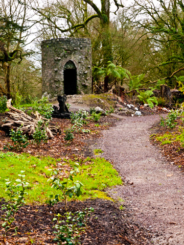 A path through the woods of the Blarney Castle during the winter.