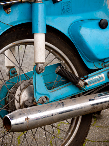 Details of a blue moped